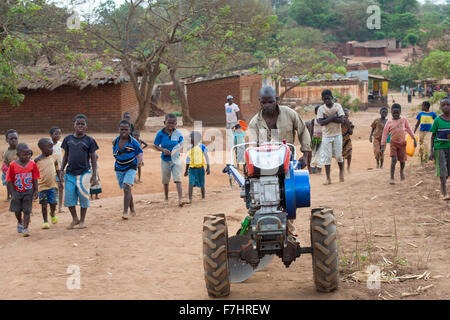 MALAWI, Lilongwe, Hand Traktor Training für kleine Bauern Stockfoto