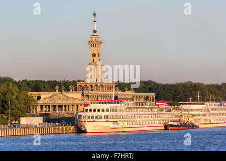 Liner vertäut am Bahnhofsgebäude North River, gebaut 1937 Stockfoto