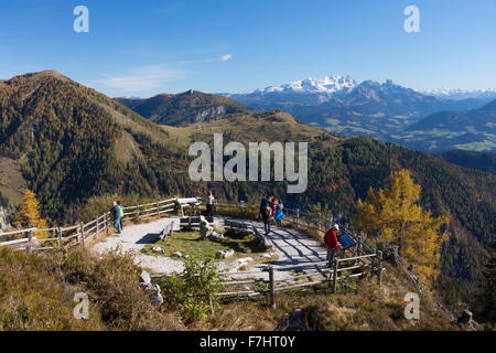 Touristen und Tagesausflügler am Trattberg Berg in Richtung Dachstein Berg im Salzburgerland, Österreich Stockfoto