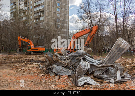 Raupenbagger entfernt Bauschutt nach Gebäudeabbruch Stockfoto