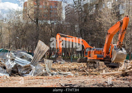 Raupenbagger entfernt nach dem Bau der Sprengung Fokus auf Schutt Bauschutt Stockfoto
