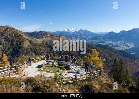 Touristen und Tagesausflügler am Trattberg Berg in Richtung Dachstein Berg im Salzburgerland, Österreich Stockfoto