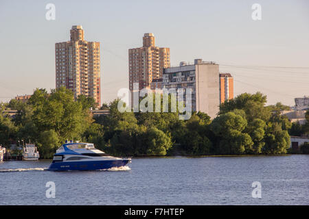 Motorboot auf dem Fluss in der Stadt Stockfoto