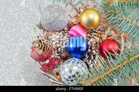 Jede Menge Weihnachtsschmuck und Tanne auf glänzend funkelnde Bokeh-Hintergrund Stockfoto