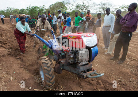 MALAWI, Lilongwe, Hand Traktor Ausbildung für Frauen kleinen Landwirt Stockfoto