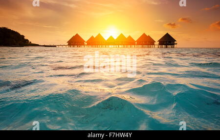 Sonnenuntergang am Tropeninsel Malediven, Ari Atoll Stockfoto