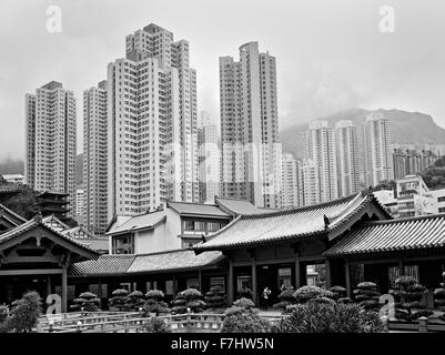 Chi Lin Nunnery mit Hong Kong Skyline im Hintergrund. Es wurde 1934 als Rückzugsort für Buddhistische Nonnen gegründet und war in den 90er umgebaut s Stockfoto