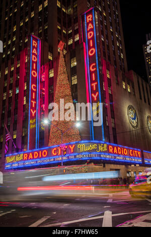 Nachtansicht der Radio City Music Hall, Rockefeller Center, Manhattan, New York, USA Stockfoto