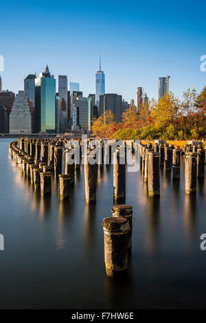 Lower Manhattan Skyline bei Sonnenuntergang vom Brooklyn Bridge Park, Brooklyn, New York, USA Stockfoto