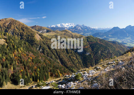 Ein Herbst Auffassung vom Trattberg Berg Blick in Richtung Dachstein Berg im Salzburgerland, Österreich Stockfoto