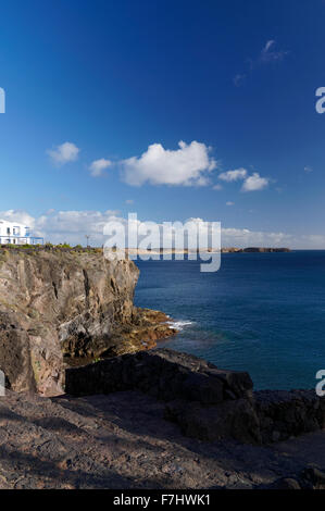 Blick in Richtung Papagayo Halbinsel von der Küstenweg, Las Coloradas, Playa Blanca, Lanzarote, Kanarische Inseln, Spanien. Stockfoto