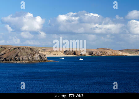 Blick in Richtung Papagayo Halbinsel von der Küstenweg, Las Coloradas, Playa Blanca, Lanzarote, Kanarische Inseln, Spanien. Stockfoto