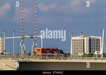 Feuer und Rettung LKW Kreuz 17 St Causeway, Port Everglades, Fort Lauderdale. VEREINIGTE STAATEN VON AMERIKA Stockfoto