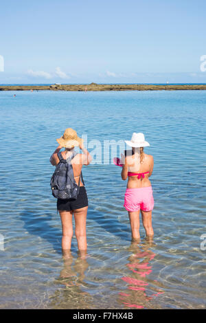 Zwei junge weibliche Touristen unter Selfies am Strand Stockfoto