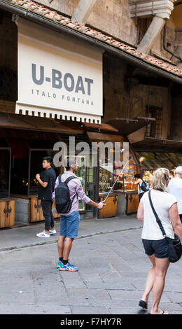 Touristische Selfies auf der Brücke Ponte Vecchio, Florenz Stockfoto