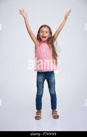 Porträt eines fröhlichen kleinen Mädchens mit Ausdruck Emotionen isoliert auf weißem Hintergrund Stockfoto
