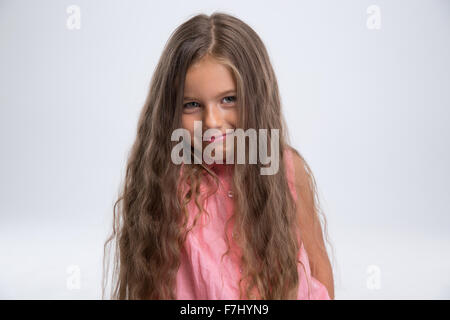 Porträt von ein hübsches kleines Mädchen stand auf einem weißen Hintergrund isoliert Stockfoto