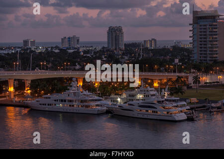 Motor-Kreuzfahrten vor Anker bei Sonnenaufgang in Port Everglades in Fort Lauderdale Florida Stockfoto