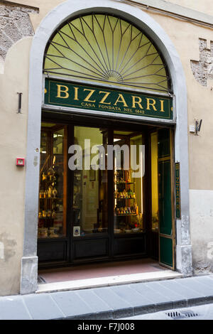 Bizzarri auf der Via della Condotta. Traditionelle Geschäfte in Florenz Straßen, Italien Stockfoto