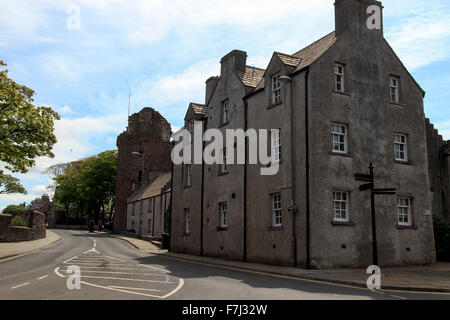 Palace Road mit Bischofspalast im Hintergrund, Kirkwall-Orkney Islands-Schottland-Großbritannien Stockfoto