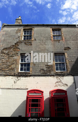 Rote Telefonzellen außerhalb eines Gebäudes Kirkwall-Orkney Islands-Schottland-Großbritannien Stockfoto