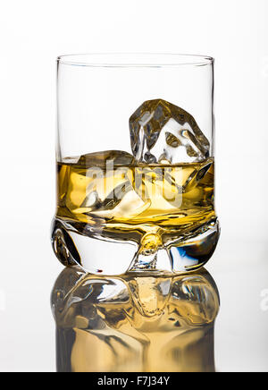 Ein Glas Whisky auf Eis Stockfoto