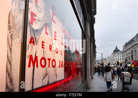 Fenster Display bei Nike Town in der Regent Street, London, England, Großbritannien Stockfoto