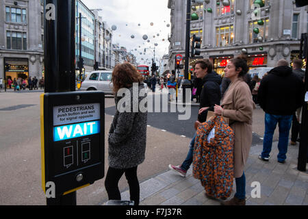 Überqueren Sie die Straße an der Oxford Circus in London, England, Großbritannien Stockfoto