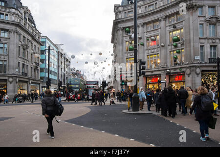 Überqueren Sie die Straße an der Oxford Circus in London, England, Großbritannien Stockfoto