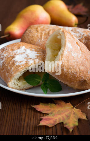 Apfelstrudel mit einer Birne-Nahaufnahme Stockfoto