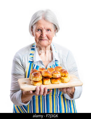 Ältere Frau mit frische Brötchen über weiß Stockfoto