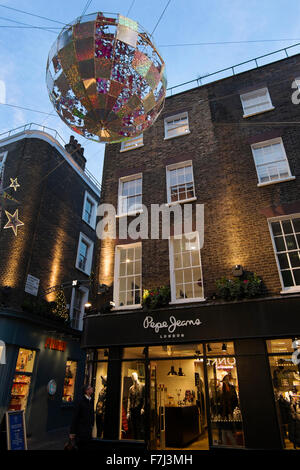 Weihnachtsschmuck in der Carnaby Street, London, England, Großbritannien Stockfoto