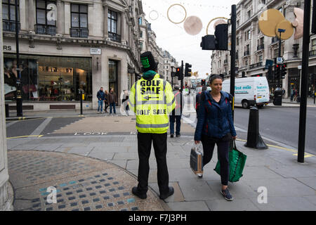 Ein schwarzer Mann, der eine hohe visiblity Jacke und Hut Werbung ein Golf Verkauf in der Regent Street, London, England, Großbritannien Stockfoto