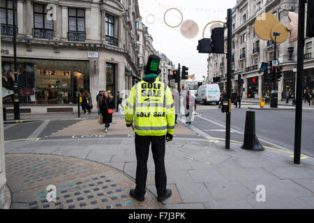 Ein schwarzer Mann, der eine hohe visiblity Jacke und Hut Werbung ein Golf Verkauf in der Regent Street, London, England, Großbritannien Stockfoto