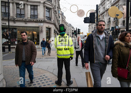 Ein schwarzer Mann, der eine hohe visiblity Jacke und Hut Werbung ein Golf Verkauf in der Regent Street, London, England, Großbritannien Stockfoto