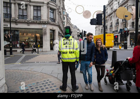 Ein schwarzer Mann, der eine hohe visiblity Jacke und Hut Werbung ein Golf Verkauf in der Regent Street, London, England, Großbritannien Stockfoto