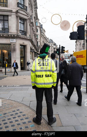 Ein schwarzer Mann, der eine hohe visiblity Jacke und Hut Werbung ein Golf Verkauf in der Regent Street, London, England, Großbritannien Stockfoto