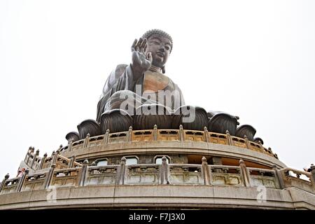 Tian Tan Buddha, auch bekannt als Big Buddha, ist eine große Bronzestatue eines Sakyamuni Buddha, abgeschlossen im Jahre 1993 Stockfoto