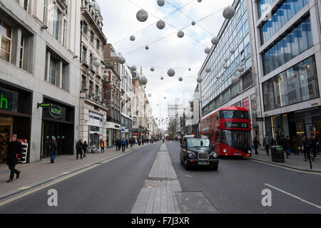 Busse fahren Sie auf der Oxford Street in London, England, Großbritannien Stockfoto