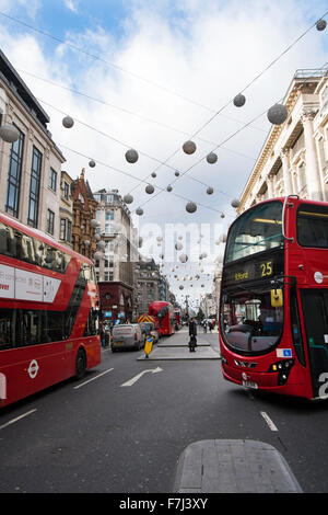 Busse fahren Sie auf der Oxford Street in London, England, Großbritannien Stockfoto