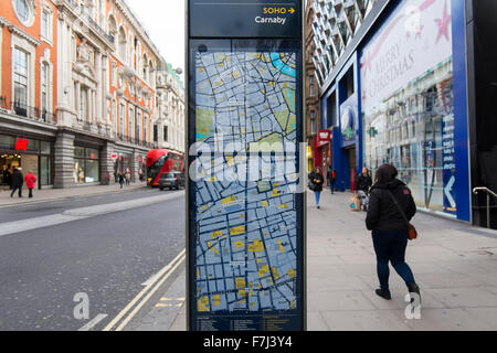 Street Sign zeigt eine Karte, wo Sie sich in der Oxford Street und Richtungen zu Destinationen in London, England, Großbritannien Stockfoto