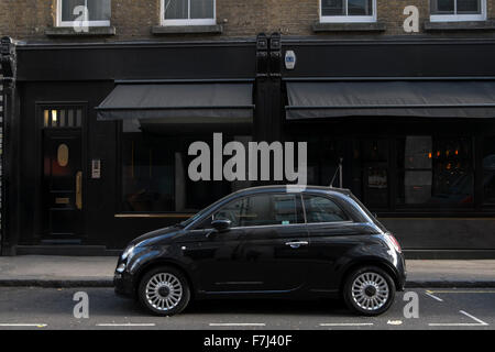 Schwarz Fiat Cinquecento 500 Auto geparkt in Wardour Street, Soho, London, England, Großbritannien Stockfoto