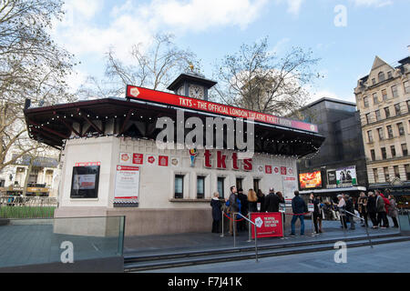 Tkts in Leicester Square bietet das London Theatre ermäßigte Karten für Vorstellungen im West End, London, England, Großbritannien Stockfoto