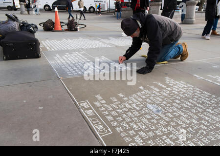 Die obdachlosen Bard, einem Obdachlosen Mann Poesie auf dem Bürgersteig außerhalb der National Gallery Trafalgar Square, London, UK Stockfoto