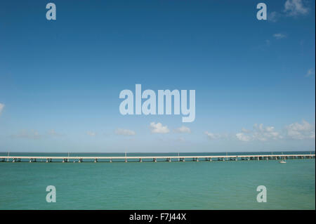 Die Seven Mile Bridge überquert den Ozean in die Florida Keys, Florida, USA Stockfoto