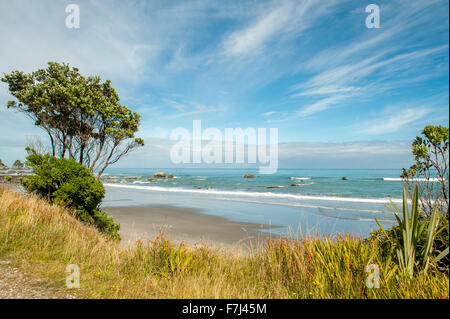 Tasmanische See rollt in südlich von Punakaiki, Südinsel, Neuseeland Stockfoto