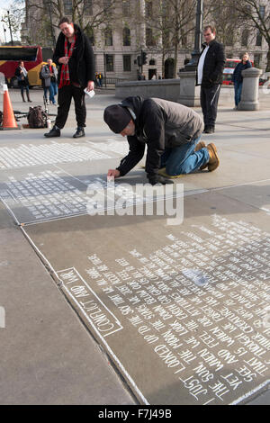 Die obdachlosen Bard, einem Obdachlosen Mann Poesie auf dem Bürgersteig außerhalb der National Gallery Trafalgar Square, London, UK Stockfoto