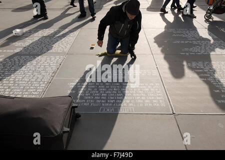 Die obdachlosen Bard, einem Obdachlosen Mann Poesie auf dem Bürgersteig außerhalb der National Gallery Trafalgar Square, London, UK Stockfoto