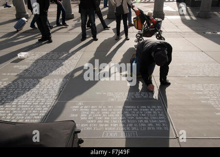 Die obdachlosen Bard, einem Obdachlosen Mann Poesie auf dem Bürgersteig außerhalb der National Gallery Trafalgar Square, London, UK Stockfoto