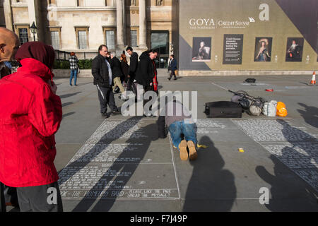 Die obdachlosen Bard, einem Obdachlosen Mann Poesie auf dem Bürgersteig außerhalb der National Gallery Trafalgar Square, London, UK Stockfoto